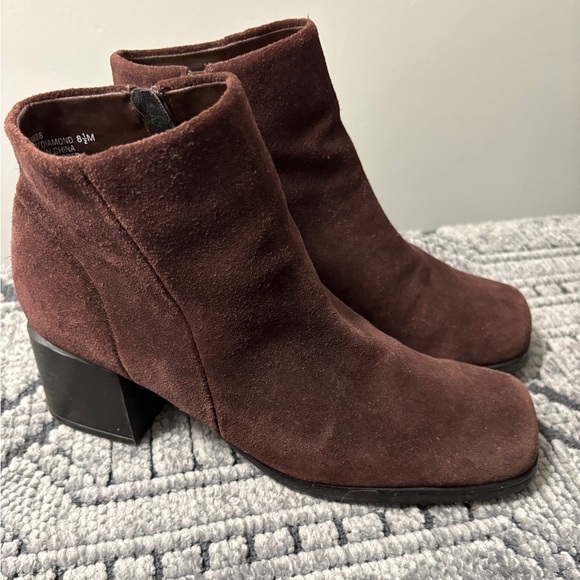 White Mountain Brown Suede Ankle Boots Size 8-1/5 - Picture 1 of 7